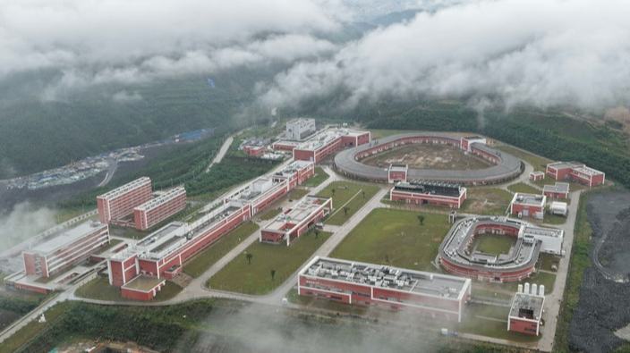 China inaugura acelerador de íons pesados de alta intensidade para desvendar segredos do universo A China iniciou nesta terça-feira as operações de teste do Acelerador de Íons Pesados de Alta Intensidade (HIAF, na sigla em inglês), após sua conclusão e aceitação tecnológica oficial.