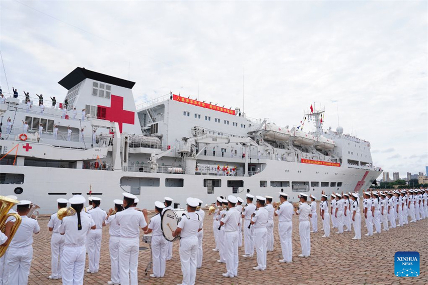 Navio-hospital da marinha chinesa parte para missão médica humanitária na África e no Sul da Ásia