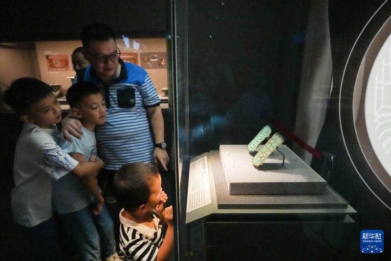 Alunos chineses visitam museus durante férias de verão