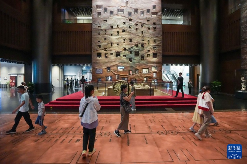 Alunos chineses visitam museus durante férias de verão