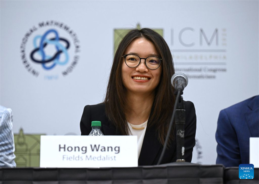 Matemáticos chineses Deng Yu e Wang Hong recebem Medalha Fields