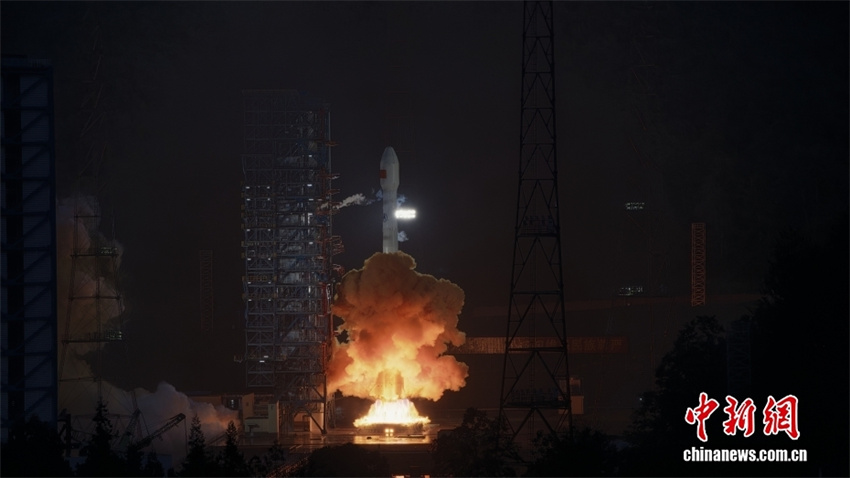 China lança novo satélite de retransmissão de dados