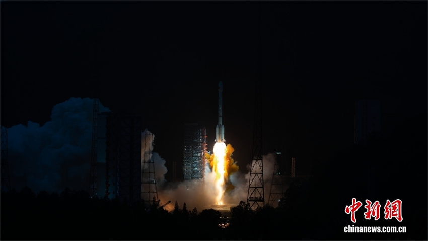 China lança novo satélite de retransmissão de dados