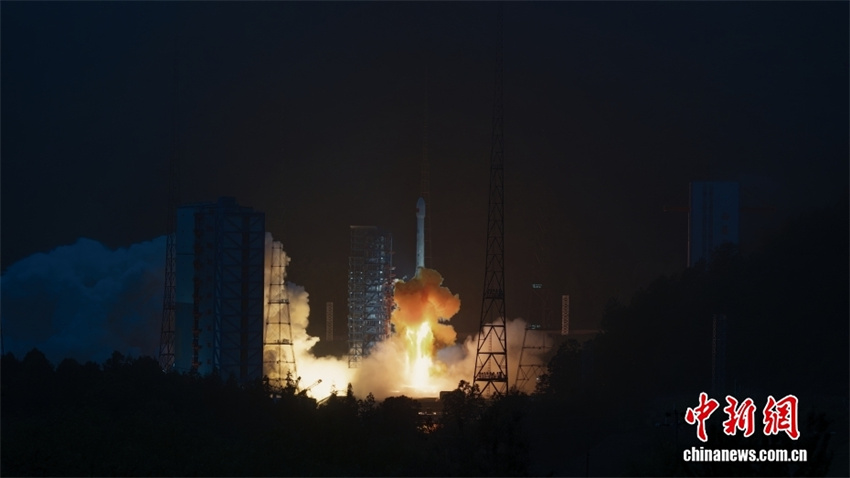 China lança novo satélite de retransmissão de dados
