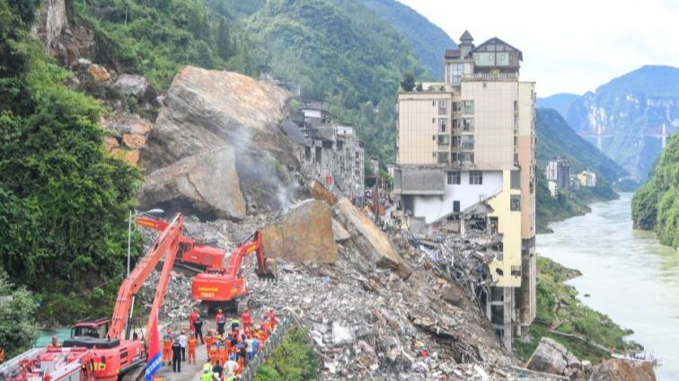 Desabamento de montanha deixa 11 mortos e 50 desaparecidos em Chongqing, sudoeste da ChinaO número de mortos em um desabamento de uma montanha no Município de Chongqing, no sudoeste da China, subiu para 11, com 50 pessoas ainda desaparecidas e outras 10 feridas.
