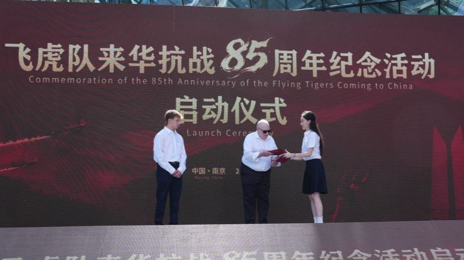 Lançado plano de busca por integrantes desaparecidos dos Tigres Voadores que lutaram na Guerra de Resistência da ChinaRecentemente, foi realizada em Nanjing, província de Jiangsu, uma cerimônia de lançamento das atividades comemorativas pelos 85 anos da participação dos Tigres Voadores (Flying Tigers) na Guerra de Resistência do Povo Chinês contra a Invasão Japonesa.