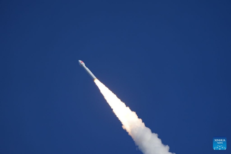 China lança foguete Lijian-1 para enviar cinco satélites ao espaço