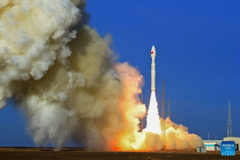 China lança foguete Lijian-1 para enviar cinco satélites ao espaço