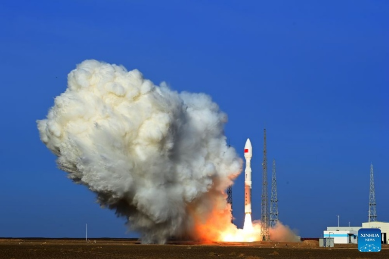 China lança foguete Lijian-1 para enviar cinco satélites ao espaço