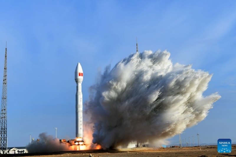 China lança foguete Lijian-1 para enviar cinco satélites ao espaço