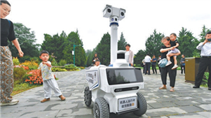 Parques municipais de Beijing terão novo modelo de gestão inteligente com 72 robôsAté o final de julho, um lote inicial de 72 robôs será implantado em 14 parques municipais de Beijing, marcando o lançamento de um novo modelo de gestão inteligente para esses espaços públicos.