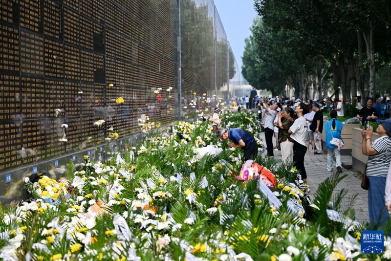 Homenagem no Muro Memorial realizada pelo 50º aniversário do terremoto de Tangshan