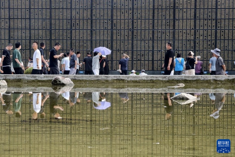 Homenagem no Muro Memorial realizada pelo 50º aniversário do terremoto de Tangshan