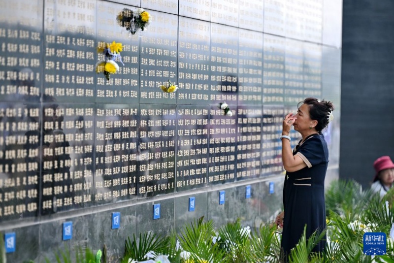 Homenagem no Muro Memorial realizada pelo 50º aniversário do terremoto de Tangshan