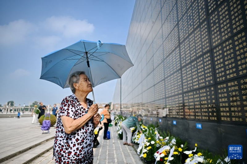 Homenagem no Muro Memorial realizada pelo 50º aniversário do terremoto de Tangshan
