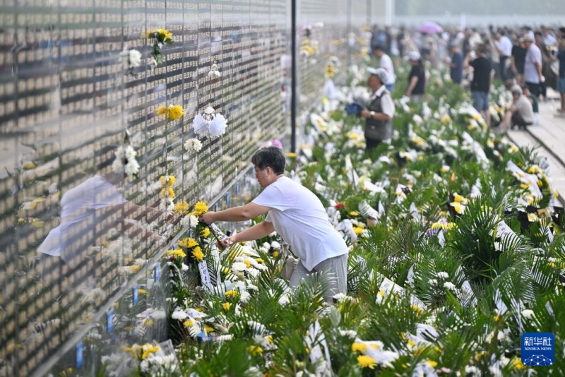 Homenagem no Muro Memorial realizada pelo 50º aniversário do terremoto de Tangshan