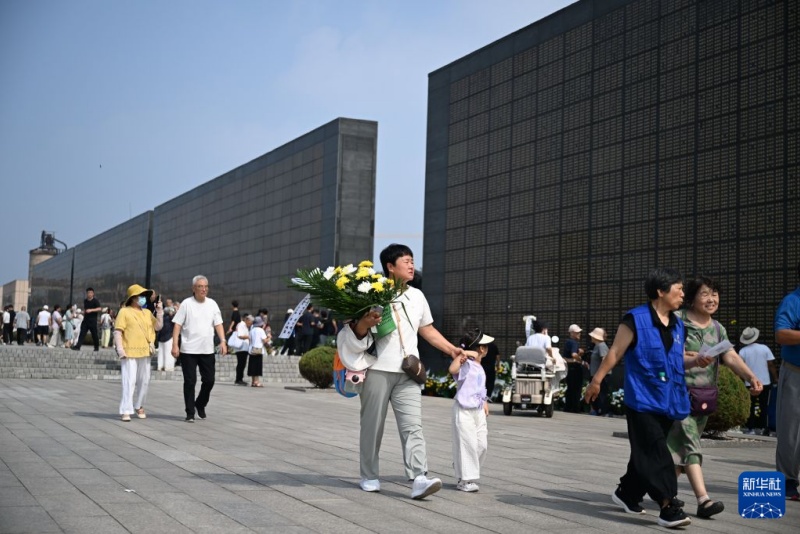 Homenagem no Muro Memorial realizada pelo 50º aniversário do terremoto de Tangshan