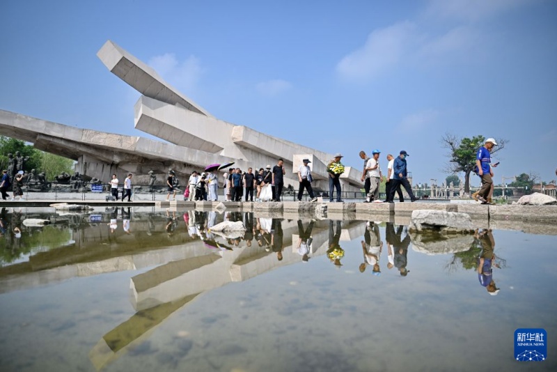 Homenagem no Muro Memorial realizada pelo 50º aniversário do terremoto de Tangshan