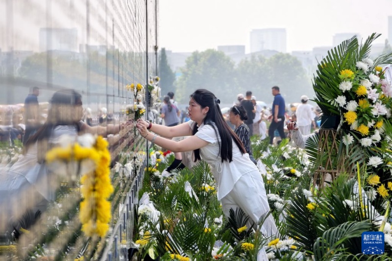 Homenagem no Muro Memorial realizada pelo 50º aniversário do terremoto de Tangshan