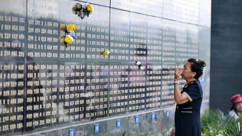 Homenagem no Muro Memorial realizada pelo 50º aniversário do terremoto de Tangshan O dia 28 de julho marca o 50º aniversário do terremoto de Tangshan, um dia de luto para toda a cidade localizada na província de Hebei, norte da China.
