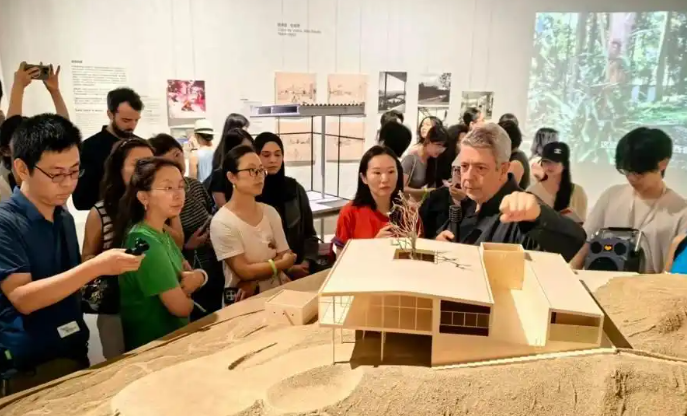 Exposição em Shanghai apresenta o legado da arquiteta brasileira Lina Bo BardiComo parte das atividades do Ano Cultural Brasil-China, a exposição "Lina Bo Bardi: Poesia da Sobrevivência" ficará em cartaz no Power Station of Art (PSA), apresentando ao público chinês o legado da arquiteta.