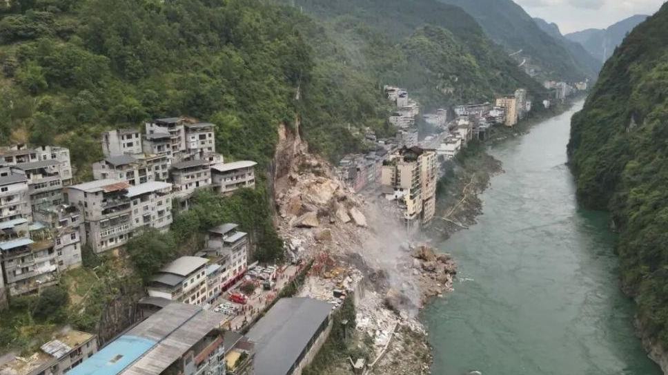 Identificadas mais 30 vítimas em local de desmoronamento de montanha em Chongqing As identidades de mais 30 vítimas foram confirmadas em um desmoronamento de montanha que atingiu o distrito autônomo das etnias Miao e Tujia de Pengshui, em Chongqing.