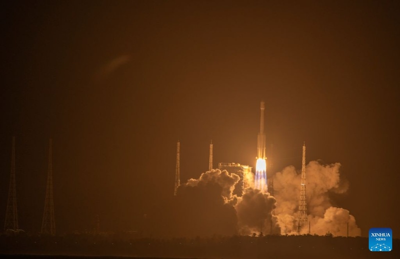 China lança ao espaço novo satélite de retransmissão de dados