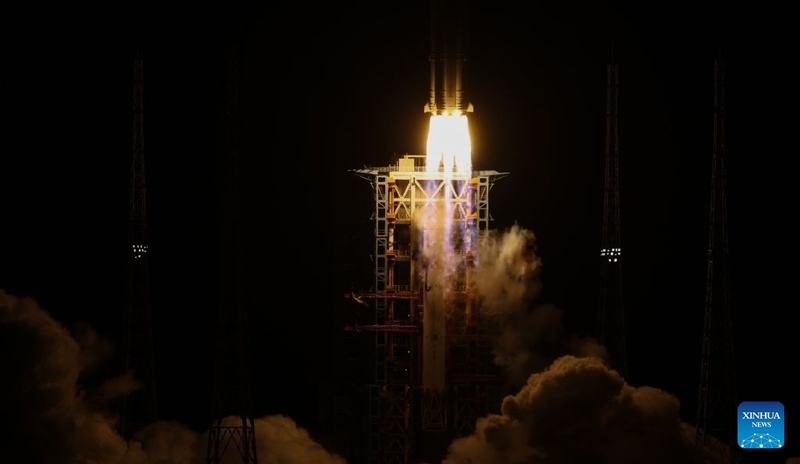 China lança ao espaço novo satélite de retransmissão de dados