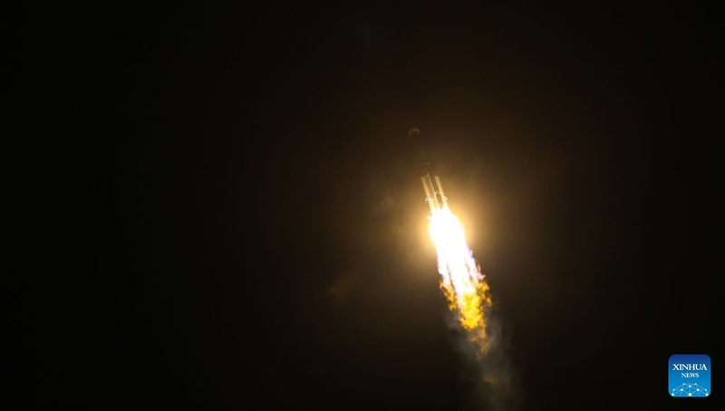 China lança ao espaço novo satélite de retransmissão de dados