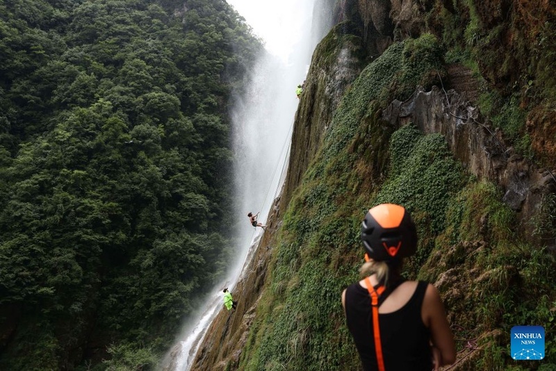 Guizhou: cascata atrai turistas em busca de aventura no verão