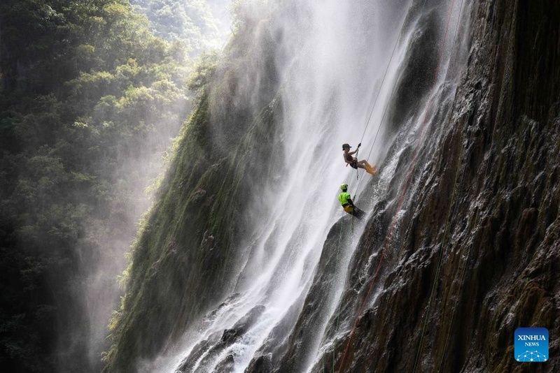 Guizhou: cascata atrai turistas em busca de aventura no verão