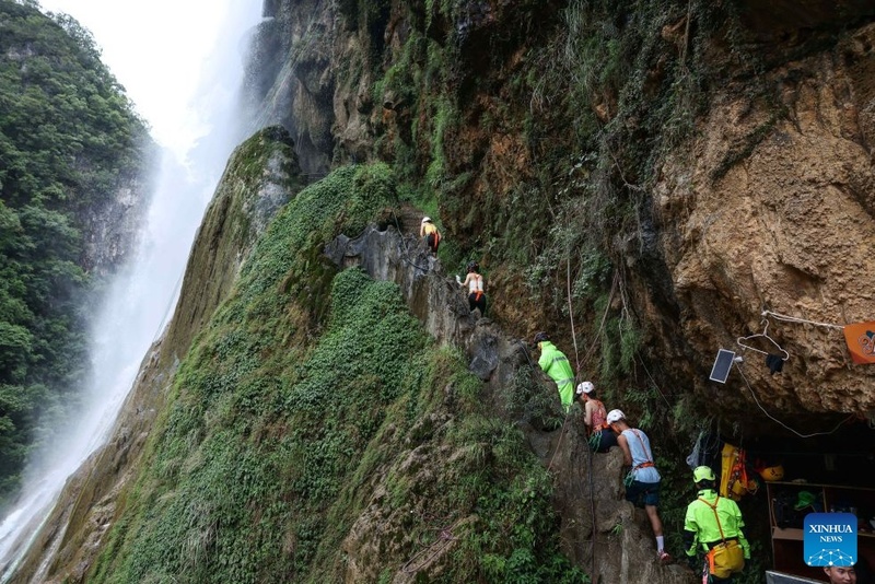 Guizhou: cascata atrai turistas em busca de aventura no verão