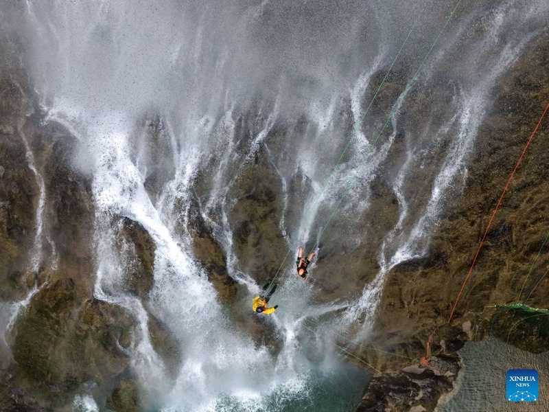 Guizhou: cascata atrai turistas em busca de aventura no verão