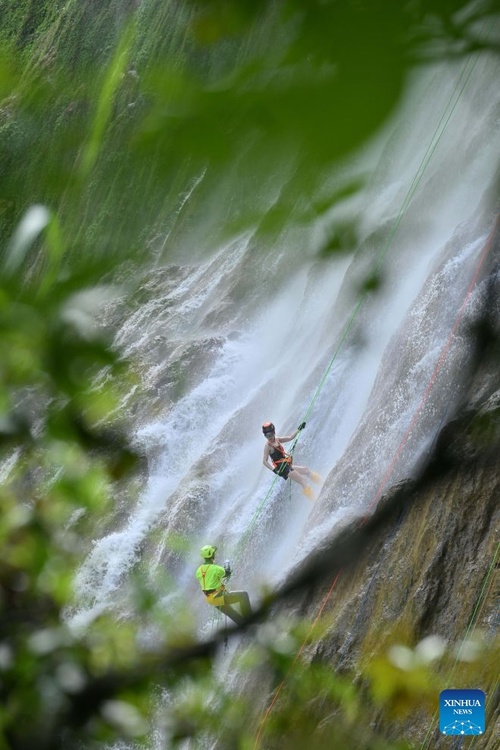Guizhou: cascata atrai turistas em busca de aventura no verão