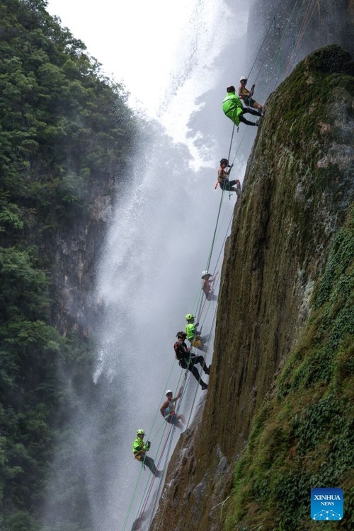 Guizhou: cascata atrai turistas em busca de aventura no verão