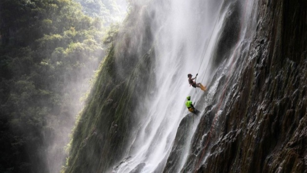 Guizhou: cascata atrai turistas em busca de aventura no verão