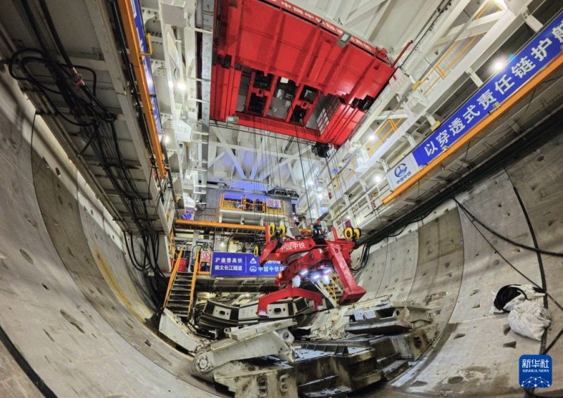 Maior tuneladora para trens de alta velocidade do mundo conclui travessia sob o rio Yangtze