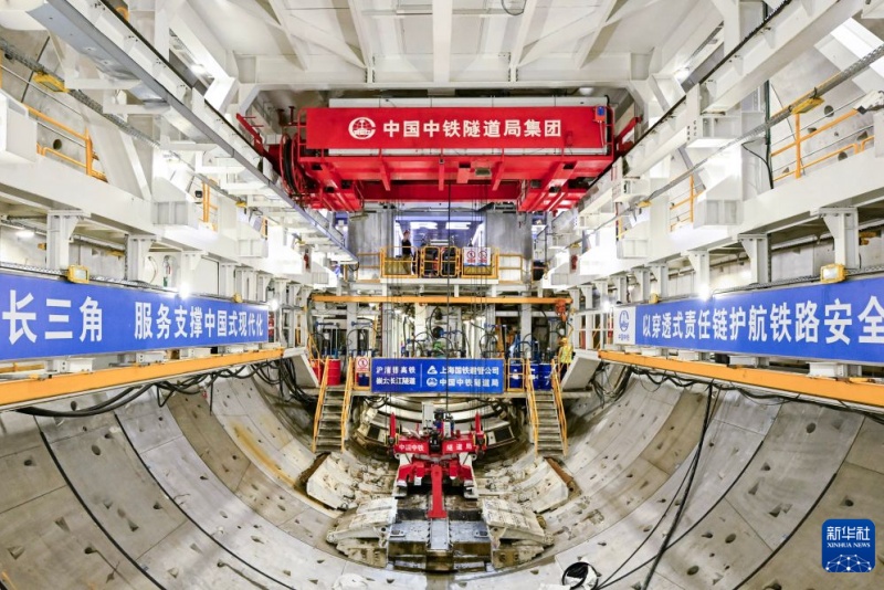 Maior tuneladora para trens de alta velocidade do mundo conclui travessia sob o rio Yangtze