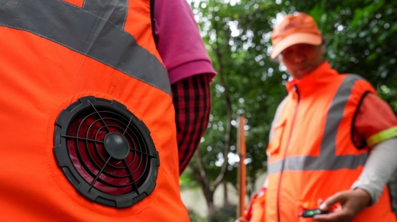 Nanjing equipa garis com "coletes com ar-condicionado" para enfrentar o calorRecentemente, o distrito de Xuanwu, na cidade de Nanjing, província de Jiangsu, passou a fornecer aos trabalhadores da limpeza urbana coletes refrigerados