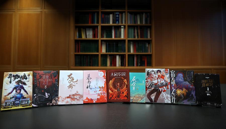 Literatura online chinesa aumenta em escala e expande seu alcance globalO setor de literatura online da China continuou a crescer em escala e influência global em 2025, com o número total de obras literárias online ultrapassando 33 milhões.