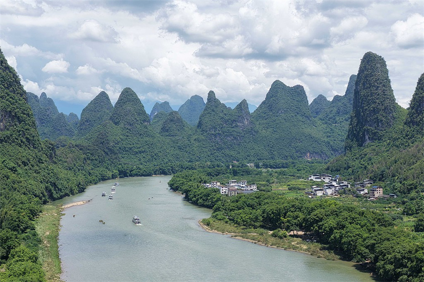 Guangxi: turistas aproveitam frescor em um passeio pelo Rio Lijiang