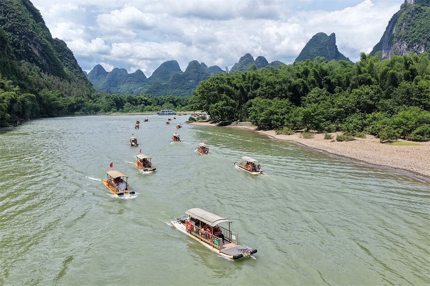 Guangxi: turistas aproveitam frescor em um passeio pelo Rio Lijiang