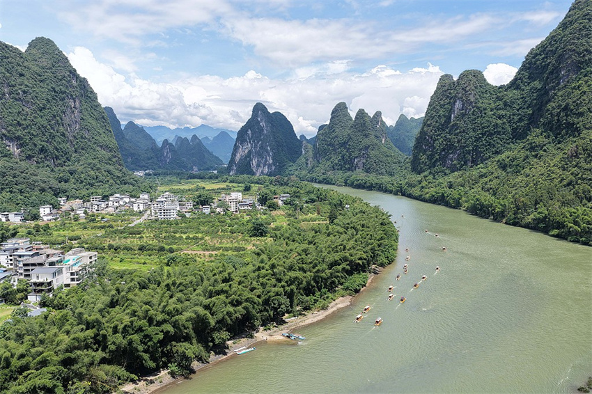 Guangxi: turistas aproveitam frescor em um passeio pelo Rio Lijiang