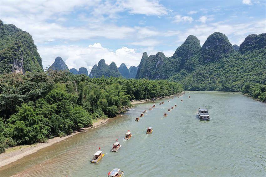 Guangxi: turistas aproveitam frescor em um passeio pelo Rio Lijiang