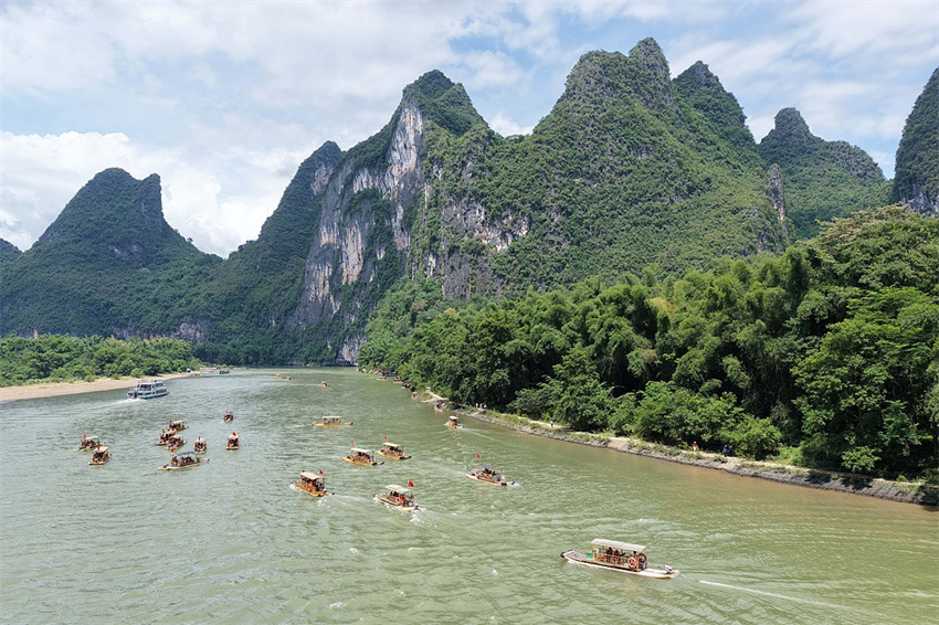 Guangxi: turistas aproveitam frescor em um passeio pelo Rio Lijiang