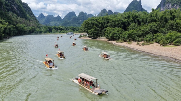 Guangxi: turistas aproveitam frescor em um passeio pelo Rio Lijiang