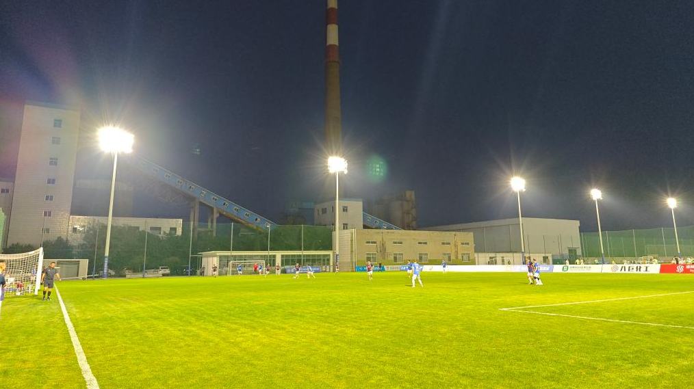 Shandong: Antiga fábrica ganha nova vida como parque de futebol"Antes, era mais difícil encontrar um campo decente do que reunir jogadores suficientes para uma partida", disse Rong. "Agora, com este parque, ficou muito mais fácil organizar jogos".