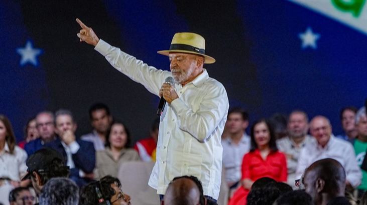 Partido dos Trabalhadores do Brasil confirma oficialmente Lula como candidato à presidência O Partido dos Trabalhadores (PT) do Brasil confirmou oficialmente, no domingo (2), o atual presidente Lula da Silva como seu candidato à presidência.