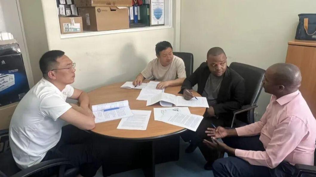 Jovem moçambicano constrói ponte de amizade e cooperação entre China e MoçambiqueNo canteiro de obras do projeto do Centro Nacional de Cirurgia de Moçambique, financiado pela China, o jovem moçambicano Carlos Maposse circula entre as equipes chinesas e locais.