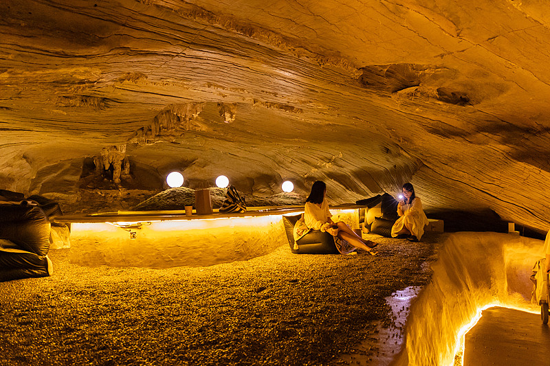 Chongqing transforma gruta natural em “cafeteria subterrânea”
